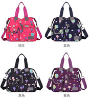 Sac à bandoulière de voyage KINGYE KY-HB187, fourre-tout à fleurs, fermeture éclair, nylon imperméable, 35x30x13CM, sac à main tendance pour femme avec pompon