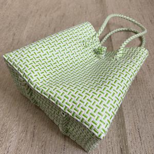 Sacs à main uniques en tissu blanc et vert faits à la main pour femmes, sac tissé de qualité supérieure en plastique recyclé, tissage recyclé d'Indonésie - Product Image 6