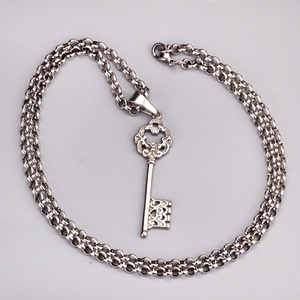 Collar Clásico con Colgante de Llave de Acero Inoxidable y Circonita Cúbica - Product Image 2