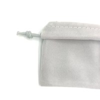 Pochette à cordon floquée grise anti-poussière avec logo personnalisé au toucher doux pour écouteurs, rangement de bijoux et clé USB