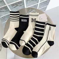 OEM nouvelle version coréenne polyvalente noir et blanc ins tendance décontracté rayures chaussettes de sport lettre M chaussettes pour femmes