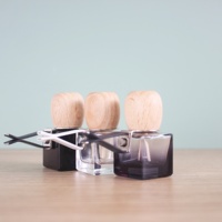 Diffuseur de parfum d'huile essentielle de 8ml prix d'usine bouteille de parfum d'évent de voiture verre de parfum avec clip de bouchon en bois de hêtre