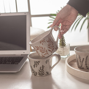 Tasse à café en terre cuite peinte à la main avec motif floral en relief, style vintage unique, peinture sous-glaçure, pour la maison ou le bureau - Product Image 4