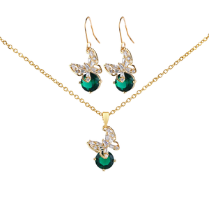 ชุดเครื่องประดับแฟชั่นทันสมัยสำหรับผู้หญิง ชุบทอง 18K บนทองเหลือง ประดับมรกตและเพทายทรงกรงเล็บ จี้รูปผีเสื้อ สร้อยคอ เหมาะสำหรับเป็นของขวัญในงานปาร์ตี้ - Product Image 4