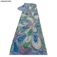 Tissu en dentelle française brodé de sequins et de perles à motif plumes de paon romantiques, tissu en tulle de luxe floral lourdement perlé
