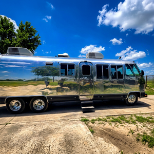 Food Truck Classique Airstream avec Cuisine en Acier Inoxydable, Éviers, Espaces de Préparation et Générateur - Product Image 1