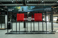 Étagère de présentation modulaire personnalisée pour combinaisons de moto, présentoir métallique industriel durable pour équipements sportifs, aménagement de magasins de détail