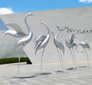 Sculpture d'oiseau grue à couronne rouge en résine réaliste, conçue sur mesure, installation artistique de verdure urbaine avec des thèmes de <span class=keywords><strong>la</strong></span> nature <span class=keywords><strong>et</strong></span> de l'humanité - Product Image 2