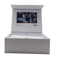 Brochure vidéo personnalisée avec impression par transfert thermique sur écran LCD IPS de 5 pouces, boîte cadeau en papier blanc avec couvercle magnétique, design mariage