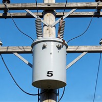Transformateur de distribution monophasé immergé dans l'huile, monté sur poteau, 25 kVA, 13,8 kV, 120/240 V, pour les systèmes électriques des services publics
