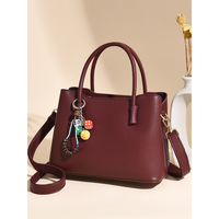 Sac à bandoulière carré structuré en cuir PU imperméable de couleur unie pour femme avec poignée supérieure et fermeture éclair, portable, avec breloque