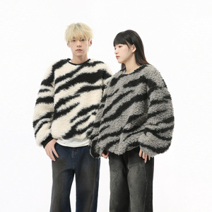 Vêtements pour hommes |   Nouveau pull en polaire polyester pour l'automne, coupe ample et ajustée, épaissi, à rayures zébrées, en peluche d'agneau, anti-rétrécissement, taille unique - Product Image 1