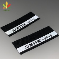 Étiquettes de soin lavables en satin imprimé réfléchissant 100 % polyester avec logo personnalisé pour vêtements de bébé
