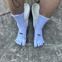 Chaussettes de sol personnalisées à cinq doigts pur Chaussettes de printemps tricotées respirantes Grip Solid Pattern Non-Slip Men's Sports