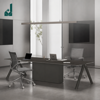 Table de conférence rectangulaire exécutive en aluminium mat et bois Deep Space avec rail de câblage et bord biseauté pour bureau