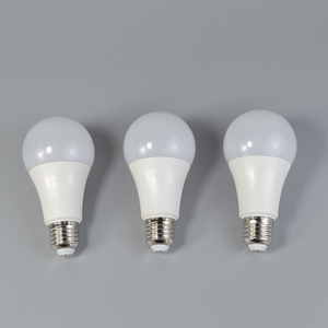 Ampoule LED intelligente A60 avec <span class=keywords><strong>WiFi</strong></span> et Bluetooth, double mode RGB et CCT, lampe contrôlée par l'application Tuya, couleur RGBC, compatible avec Alexa - Product Image 1