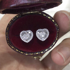 Boucles d'oreilles en forme de cœur pour femmes, design élégant, accessoires d'oreille pour un usage quotidien - Product Image 1