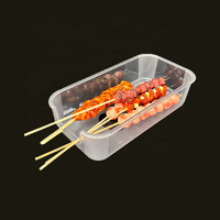 Plateau de service rectangulaire en PET transparent pour aliments, idéal pour les plats chauds, les brochettes de barbecue et la présentation en restauration.