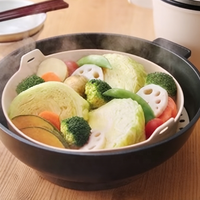 Panier vapeur en silicone de qualité alimentaire |   Poignées doubles résistantes à la chaleur, aérations vapeur, pieds de support surélevés |   Compatible avec le micro-ondes