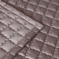 Un matelas confortable, fabriqué en coton, soigneusement conçu et magnifiquement conçu.