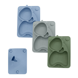Assiette de sevrage pour bébé en silicone, motif girafe, rectangulaire, compartimentée, antidérapante, facile à nettoyer, avec ventouse - Product Image 1