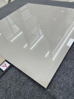 Carreaux de sol en porcelaine polie effet cristal blanc ivoire 60x60 à double chargement, grand stock à prix réduit pour salon