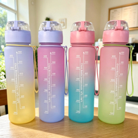 Bouteille d'eau PC dégradée de 650 ml avec marqueur de temps, couvercle à clapet et sangle portable pour la gym, le fitness, les activités de plein air et les voyages