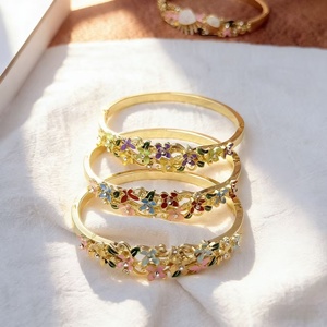 กำไลข้อมือเคลือบทองลายดอกไม้ ซีรีส์สวนโมเนต์ ดีไซน์ใหม่ ขายดี ประดับดอกไม้สี่ดอก สไตล์ฝรั่งเศส สำหรับผู้หญิง คริสเตียน - Product Image 2