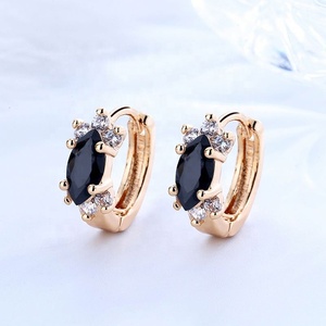 Pendientes de Aro con Circonita Cúbica Negra Chapados en Oro para Mujer, Pendientes Pequeños con Incrustaciones de Cristal Ovalado - Product Image 5