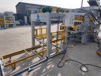 Ligne de production de machines à mouler automatiques hydrauliques pour blocs creux en béton et pavés, contrôlée par PLC QT5-15, avec une sécurité élevée