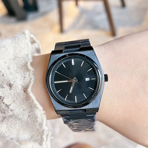 Montre haut de gamme pour homme avec cadran bleu - une montre automatique de luxe dotée d'un boîtier tonneau en acier inoxydable. - Product Image 6