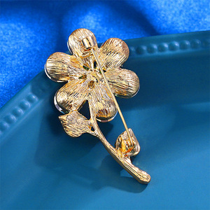 Broche de flor de trébol verde personalizado, diamantes de imitación de cristal, broches pequeños elegantes, mujeres de diseñador - Product Image 6