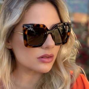 Vente en gros de lunettes de soleil surdimensionnées personnalisées vintage de luxe à fleurs imprimées, lunettes de soleil carrées grandes UV400 pour femmes - Product Image 2