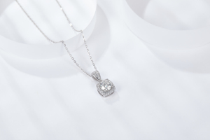 Collar con Colgante de Moissanita Corte Cojín, Chapado en Oro Blanco y Rodio, Joyería Unisex - Product Image 5