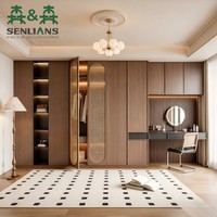 Luxuriöser Moderner Einbauschrank mit Gewölbten Rattanpaneelen Getöntes Glas Kleiderpräsentationsregal und Schminktisch