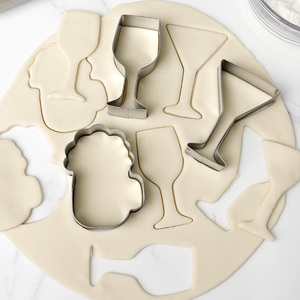 Ensemble de découpoirs à biscuits sur le thème du sport en acier inoxydable, formes de football, rugby, trophée, maillot, moule à biscuits, outil de pâtisserie pour fêtes et bars - Product Image 3