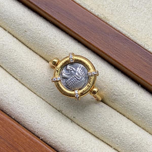 Anillo de Plata de Ley S925 con Baño de Oro de 18k, Diseño Retro de Lujo con Monedas de León Giratorias y Acabado Cepillado - Product Image 1