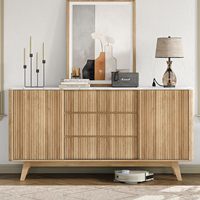 Buffet SENYU 62 pouces en bois massif rainuré avec portes coulissantes, 3 tiroirs, étagère réglable, prise électrique, style moderne mi-siècle, meubles pour la maison