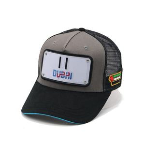 Sombrero de placa de metal de ala negra, gorra de malla negra con logotipo bordado 3D, gorra de camionero de 6 paneles - Product Image 1