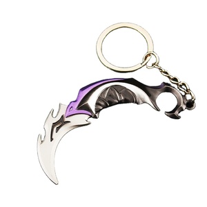 Fábrica al por mayor Mini tamaño miniatura Metal <span class=keywords><strong>Valorant</strong></span> pistola cuchillo espada llavero personalizado juego juguete - Product Image 1