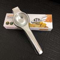 Aanpasbare roestvrijstalen handmatige citruspers, keukenhulpje van gezond materiaal voor citroenen en citrusvruchten.