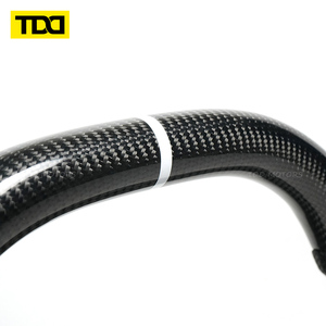 Volant en fibre de carbone TDD avec bande blanche et surpiqûres noires, compatible avec Volvo V60 V70 S60 Polestar Custom - Product Image 3