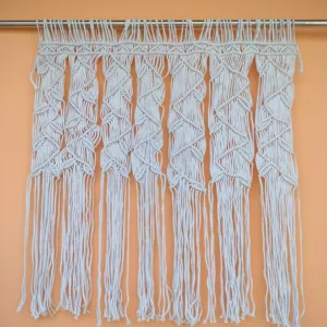 Décoration murale en macramé en coton écologique faite à la main, style bohème, avec pompons, motif vertical, forme rectangulaire, emballage individuel - Product Image 6