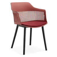 Chaise en PP de conception moderne en gros avec accoudoirs, ensemble de meubles de salle à manger en plastique, tables et chaises pour restaurant, café, hôtel