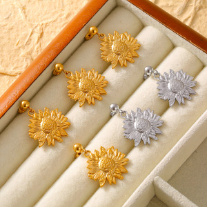 Pendientes de Acero Inoxidable con Baño de Oro PVD de 18K, Resistentes al Agua, con un Toque de Lujo Ligero, Diseño de Girasol Dorado Exagerado - Product Image 3