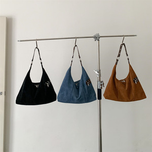 Sac à bandoulière hobo croissant en daim pour femme, avec large sangle, œillets argentés, clous décoratifs et fermeture éclair, idéal pour un look décontracté - Product Image 4