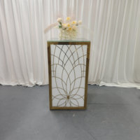 Table de cocktail carrée Art Déco avec panneau ajouré et cadre doré pour présentation de mariage