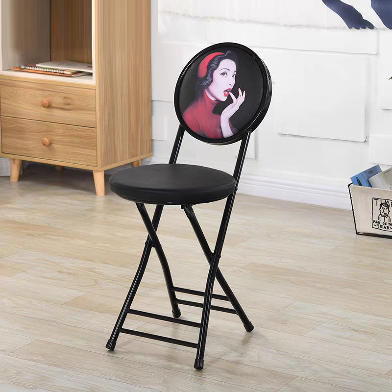 Fille au visage noir vêtue de rouge [style disque de fer]
