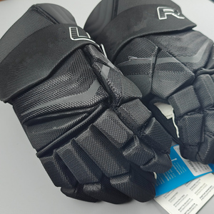 Gants de hockey sur glace en maille rouge, noir et blanc avec fermeture auto-agrippante, matériaux composites durables et légers, équipement de protection pour adultes - Product Image 4