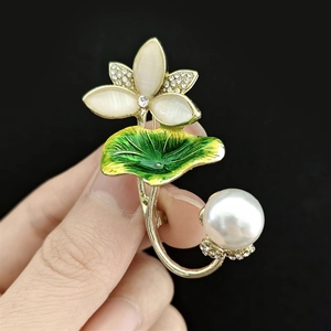 Nuevo Broche de Perlas de Loto con Incrustaciones de Diamantes de Imitación, Chapado en Oro, para Mujer, Venta al Por Mayor de Fábrica - Product Image 4